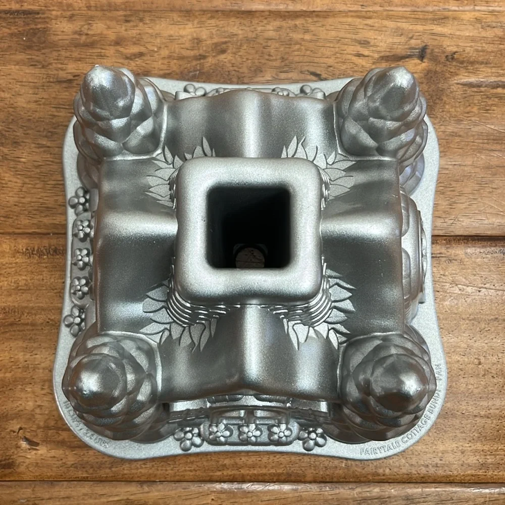 Nordic Ware Fairytale Cottage Bundt Pan. Excellent Condition